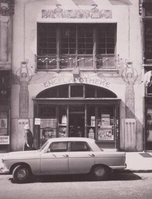Engel-Apotheke, Eingang. Am Straßenrand parkender Personenkraftwagen vom Typ Mercedes : Wien, Bognergasse 7. Engel-Apotheke, Eingang. Am Straßenrand parkender Personenkraftwagen vom Typ Mercedes