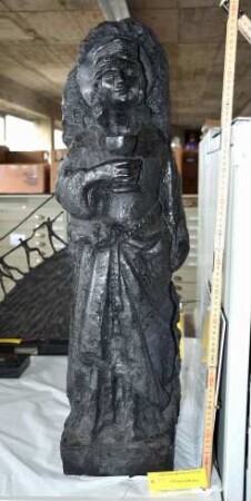 Kohleskulptur, Heilige Barbara mit Sockel