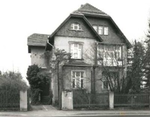 Radebeul. Wohnhaus, August-Bebel-Straße 27 (um 1905). Straßenansicht mit Eingangsvorbau