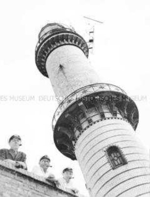 Drei Schiffskapitäne am Leuchtturm von Warnemünde
