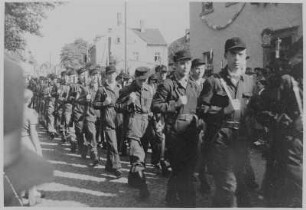 Demonstrationszug der Kampfgruppen des Eisenwerks Erla : Demonstrationszug der Kampfgruppen des Eisenwerks Erla