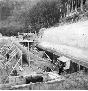 Ende der bergseitigen Stützmauer am Widerlager Ulm der Todsburgbrücke, km 153,594
