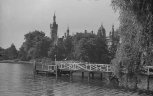 Schwerin: Schlossansicht vom See, Vordergrund Landungssteg