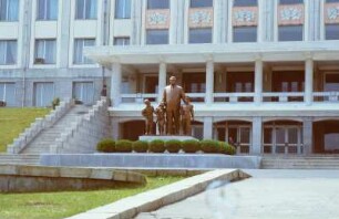 Statue von Kim Il Sung vor dem Schülerpalast
