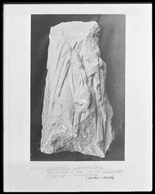 Bruchstück einer stehenden Figur mit Weihrauchfass