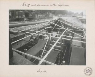 Foto von auf einem Schiff montierten improvisierten Gestellen für den Verwundetentransport