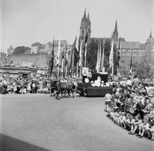 Meißen-Altstadt. Jubiläum "250 Jahre Meißner Porzellan". Festumzug. Blick zum Burgberg mit Albrechtsburg und Dom