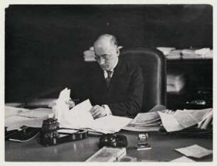 Dr. Heinrich Brüning an seinem Schreibtisch, Berlin. Dr. Heinrich Brüning