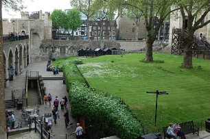 London - Wallanlagen im Tower : Wallanlagen und Innenhof, Blick zum Wakefield Tower, aufgenommen im Tower von London im Mai 2006