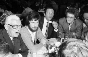 27. Tagung 1977 Chemiker; Sitzreihen im Theater: Adolf Butenandt im Gespräch
