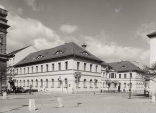 Weimar, Karl-Liebknecht-Straße 1. Musikschule "Ottmar Gerster" (ehemalige Bürgerschule, 1822-1825; C. W. Coudray). Blick über den Goetheplatz
