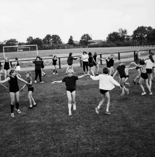 Sportveranstaltung: Sportplatz: Gymnastikstunde einer Schulklasse