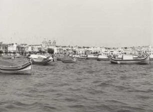Ortsansicht mit Fischerbooten im Hafen