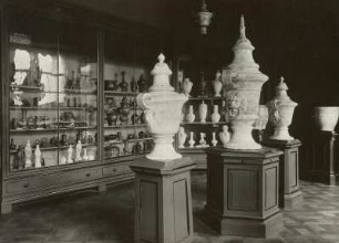 Dresden-Altstadt. Johanneum. Böttger-Ausstellung. Raumaufnahme in der Ausstellung zur Erinnerung an den 250. Geburtstag Johann Friedrich Böttgers, des Erfinders des europäischen Porzellans