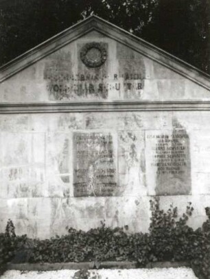 Grabanlage der Familie Schuster. Stein, Schmiedeeisen (1801/1900?). Markneukirchen, Friedhof
