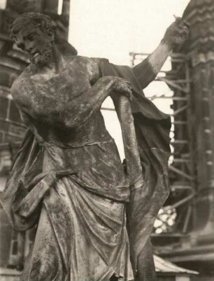 Dresden. Katholische Hofkirche. Figuren der unteren Dachbalustrade. Heiliger Judas Thaddäus (Bildhauer Lorenzo Mattielli)