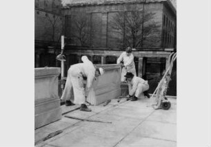 Arbeiter beim Aufbau des Geländers der Freitreppe der Nationalgalerie