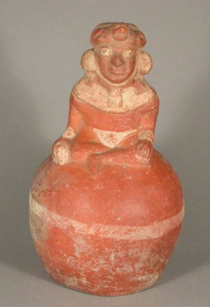 Applikation: sitzende anthropomorphe Figur