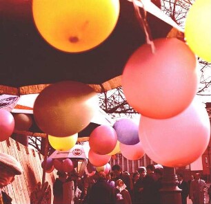 Besucher unter Ballons im Gorki-Park