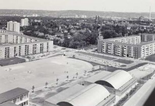 Dresden. Blick von den Wohnhochhäusern in Zschertnitz über die Sportanlagen an der Räcknitzhöhe Richtung Strehlen
