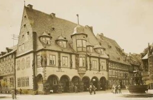 Goslar, Markt, Hotel Kaiserworth, ehemaliges Gildehaus der Gewandschneider, mit Marktbrunnen