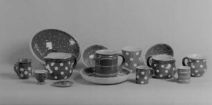 Auswahl aus der Produktionspalette der ehem. Kunsttöpferei in Frohburg : Auswahl aus der Produktionspalette der ehem. Kunsttöpferei in Frohburg. Irdenware, Engobe, bemalt, glasiert (um 1985). Frohburg: Museum im Schloß Frohburg V 469/95 (Sammelnummer)