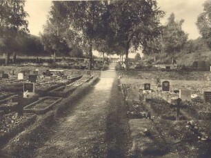 Friedhof Berlebeck, im Hintergrund das Ehrenmal für Gefallene. Entnommen aus der Akte D 106 Berlebeck Nr. 93. Detmold. Berlebeck