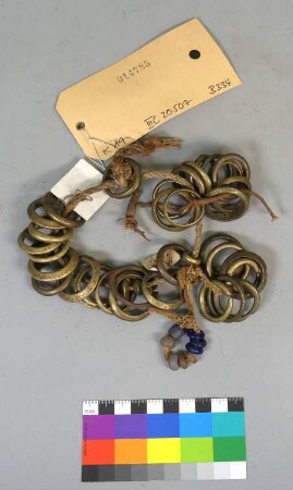 Messingringe und Glasperlen (Schmuck)