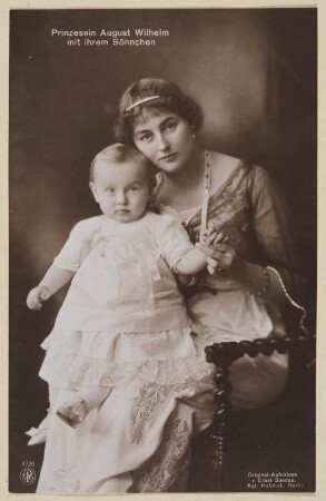 Postkarte mit Prinzessin August Wilhelm mit ihrem Sohn
