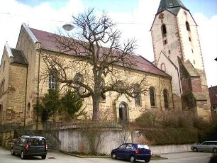 Ansicht von Südwesten mit Kirchturm (im Kern Gotisch-Dachspur altes Langhaus im Westen) und neuem Langhaus (19 Jh)