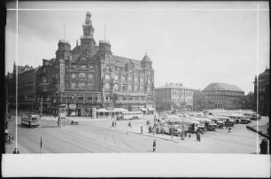 Dresden, Wiener Platz, Gebäude der Dresdner Feuerversicherung und Busabfahrtsstelle auf dem Platz
