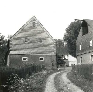 Niederwiesa. Talstraße 15. Vierseithof (Mitte 19. Jh.). Straßenansicht ,mit Giebel und Seilzug des Seitengebäudes