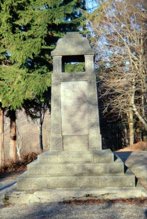 Kriegerdenkmal über dem Friedhof