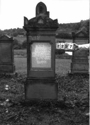 Grabstein 2297 (Index: 100097430) Maße HxBxT: 205x56x22 cm: Grabstein 2297