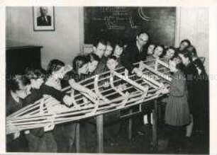 Schüler und Lehrer einer Bootsbau-AG