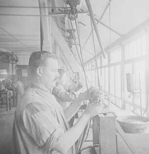 Zentrieren von Linsen mit der Hand : Technikgeschichte | Technologie | Optische Industrie | Linsen-Schleiferei | Emil Busch AG Rathenow