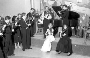 Madrid (Spanien): Hotel; Lola Bobesco improvesiert mit den Orchestermitgliedern