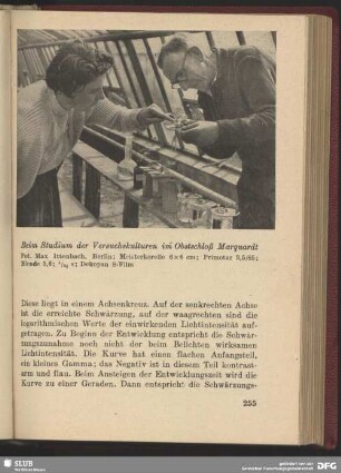 Beim Studium der Versuchskulturen im Obstschloß Marquardt