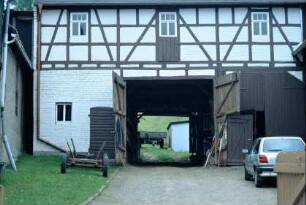 Innenhof, Blick zur Scheune und der Durchfahrt, die in den Garten führt