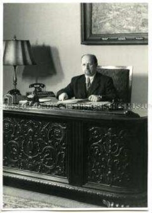 Walter Ulbricht am Schreibtisch