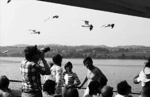 26. Tagung 1976 Physiker; Aufbruch zur Mainau: Sich Sonnende auf Deck