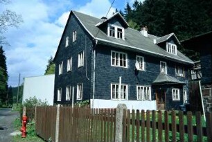 zweigeschossige. Schieferhaus im Ortsteil Georgshütte