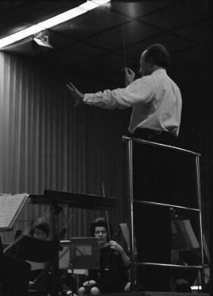 Donaueschingen: Donaueschinger Musiktage; Ernest Bour dirigiert und Siegfried Palm, Violoncello; Uraufführung von Penderecki