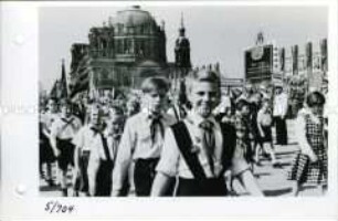 Junge Pioniere auf der Berliner Maidemonstration 1953