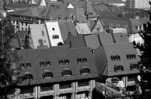 Freiburg i. Br.: Schlossberggarage: Dächer und Fassade vom Schlossberg aus
