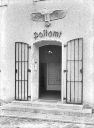Postamt der Deutschen Reichspost : Serie "Chemnitz. Post". Postamt der Deutschen Reichspost, vielleicht am Bahnhof (wohl um 1935). Eingang mit bekrönendem Reichsadler-Relief