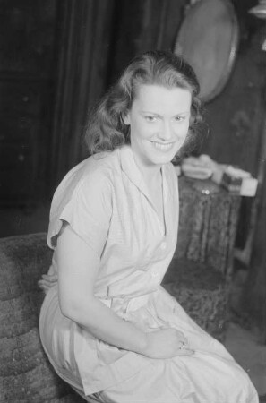 Szenenbilder aus dem Drama "Endstation Sehnsucht" von Tennessee Williams am Schlossparktheater Berlin-Steglitz : Soloaufnahme von Angelika Hauff als Stella Kowalski