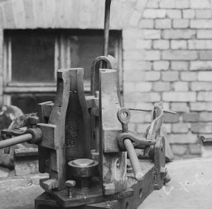 Flaschenform (Klappform) mit Stellböden und Bänkchen : Technikgeschichte | Technologie | Glasfabrikation | Flaschen | Hand-Fabrikation
