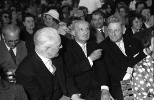Hausen: Festakt, in der Reihe, Kultusminister Storz, Prof. Heidegger, Dichtel