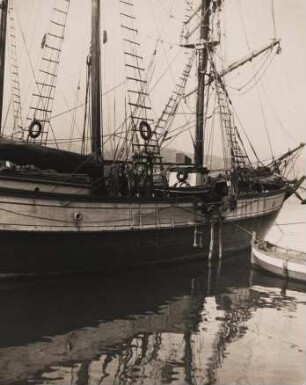 Ein Segelschiff liegt im Hafen auf Reede